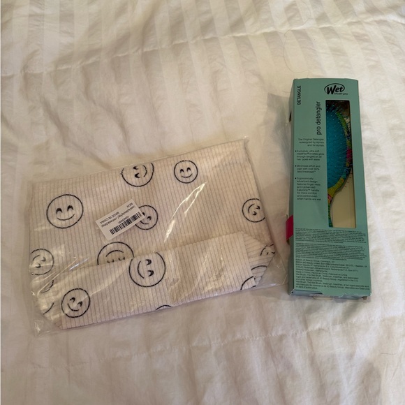 Wet Brush Pro Detangler & Smiley Face Cosmetic Bag - Picture 2 of 2